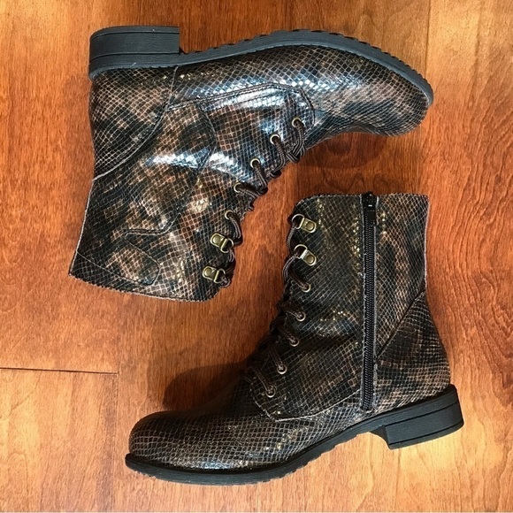 White Mountain “Tisbury” Brown “Python Snakeskin” Print Combat Boots, Size 8 - Picture 3 of 14